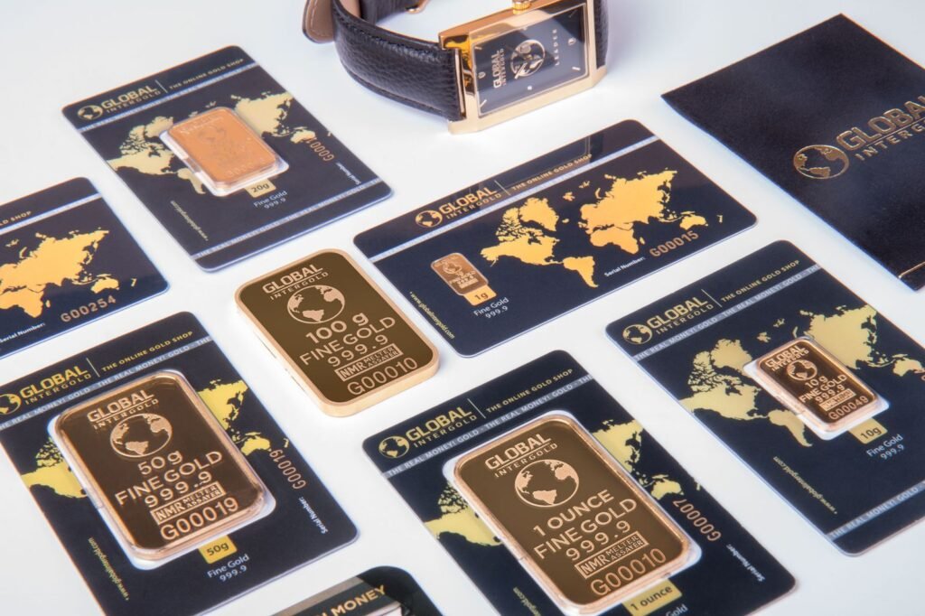 Lingotes de oro junto a un reloj de lujo, guía para vender oro en España 2026