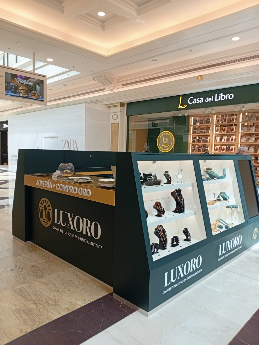 Stand de Luxoro en la planta baja del Centro Comercial Gran Plaza 2, Majadahonda