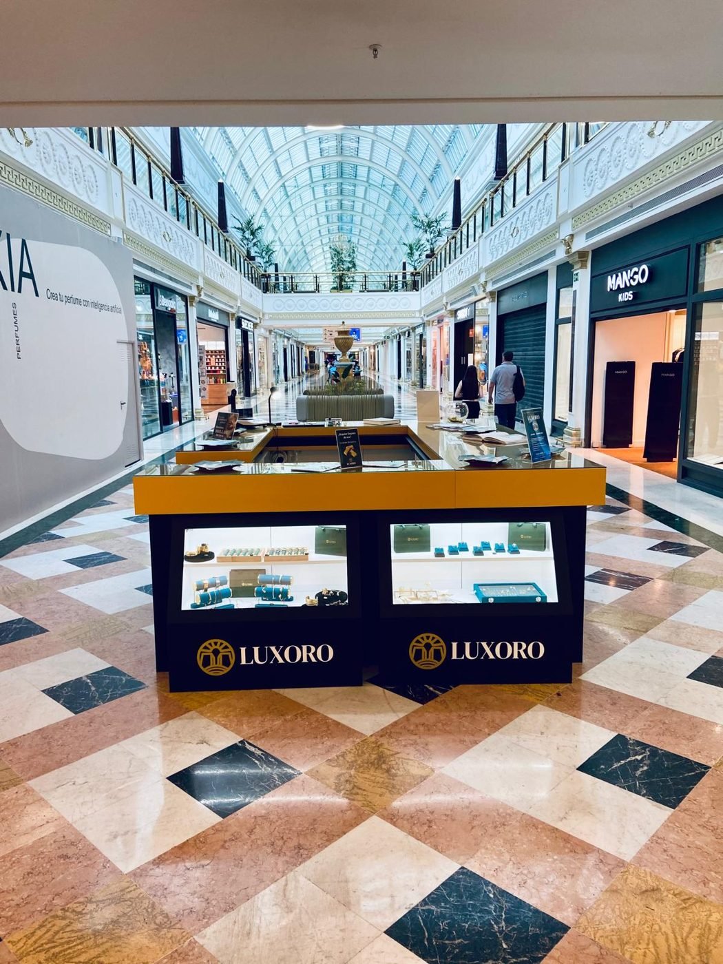 Vitrinas de joyería del stand de Luxoro en Plaza Norte 2