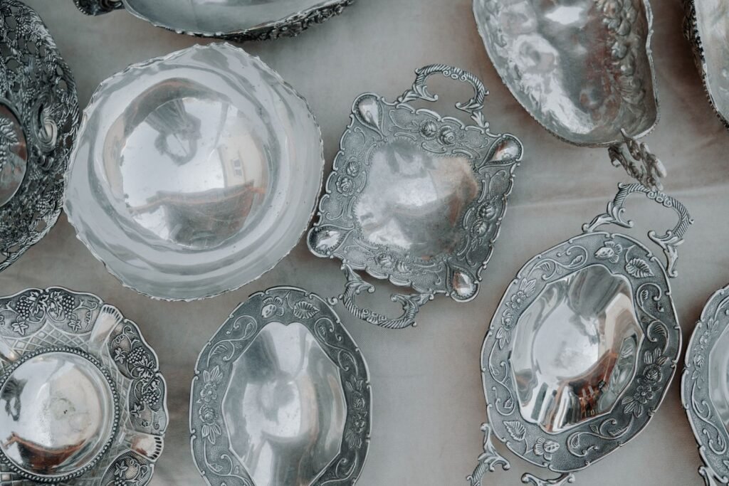 Bandejas y piezas antiguas de plata con relieves