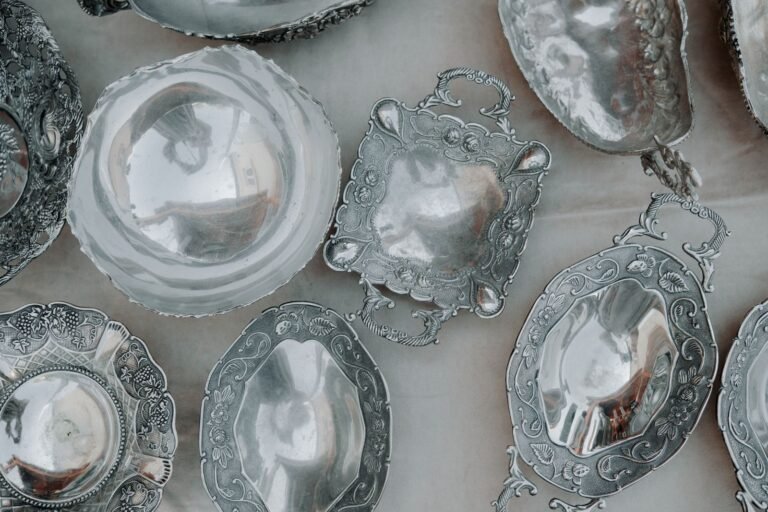 Bandejas y piezas antiguas de plata con relieves